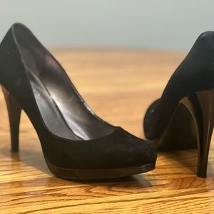 Nine West. 4 1/2 inch suede black pumps